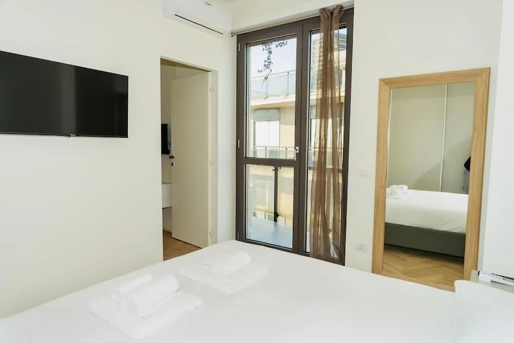 Sky View -Porta Nuova- Appartamento 2 Con Balcone Milan