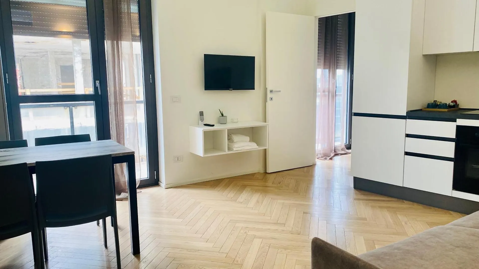Sky View -Porta Nuova- Appartamento 2 Con Balcone Milan